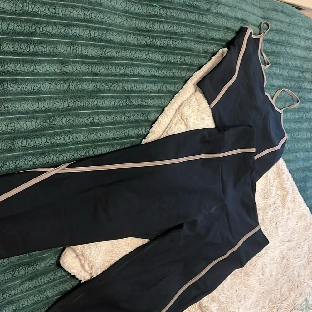 NWOT Abercrombie YPB sports bra ( leggings sold separately). Active wear - Picture 3 of 3